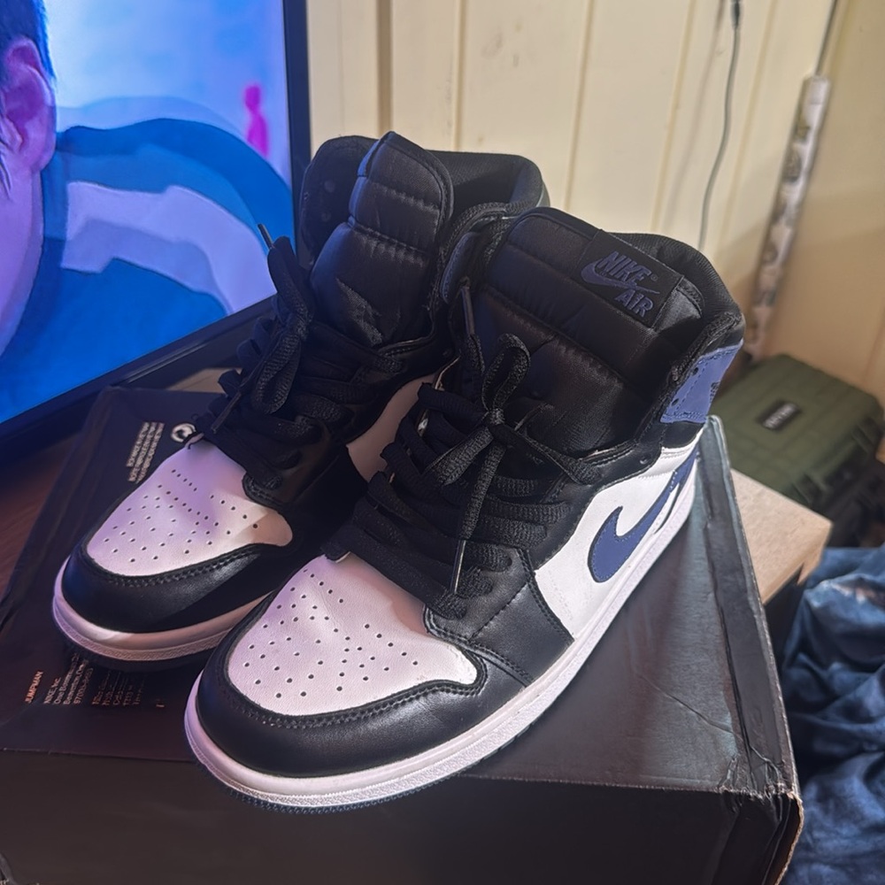 Air jordann 1 high tops
Worn a few times
Men’s 8.5